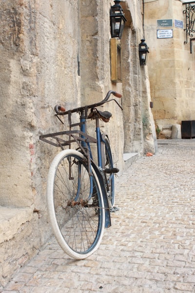 靠在墙上的蓝色城市自行车